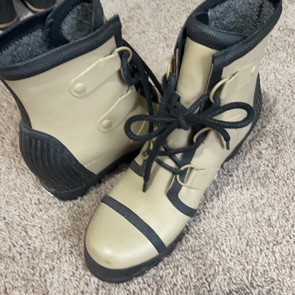 Tan and black Sorel rain boots - Picture 2 of 5
